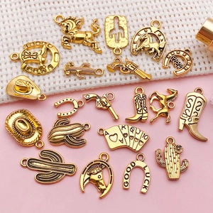 Sélection de breloques en métal de style western en or et bronze avec cactus et chapeaux