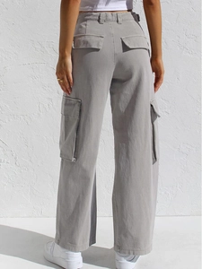 Rückansicht grauer lockerer Cargo-Jeans mit seitlichen Pattentaschen im Detail