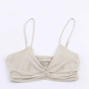 Haut caraco élégant en georgette beige avec col en V et bretelles fines pour femme