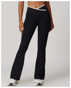 Detail der High Waist V-Cross Yoga-Schlaghose mit weißen Kontrastpaspeln und schwarzem Stoff