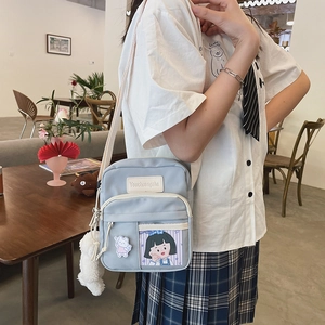 Détail du sac bandoulière japonais bleu clair en toile avec poche transparente et peluche