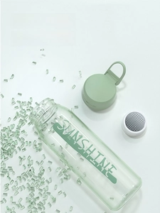 Détail de la bouteille d'eau en plastique vert de qualité alimentaire avec texte Sunshine