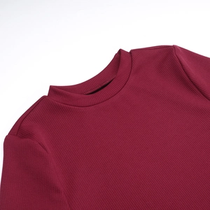 Dettaglio ravvicinato della trama in maglia a coste bordeaux e delle cuciture dello scollo