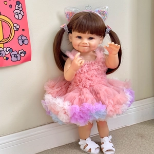 Bambola reborn realistica da 55cm in abito di tulle rosa sfumato con cerchietto orecchie da gatto