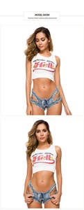 Detail von tief sitzenden Denim-Shorts mit Fransen und bedrucktem Crop-Top