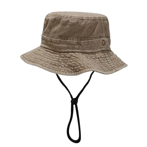 Bob vintage lavé kaki avec cordon coupe-vent réglable et badge rétro sur le côté