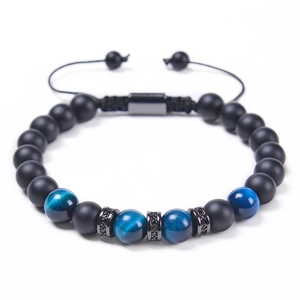 Détail des perles d'oeil de tigre bleu et noir mat avec un séparateur serti de zircons