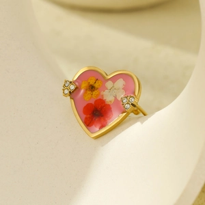Golden heart-shaped stainless steel ring with dried flowers and zircon accents