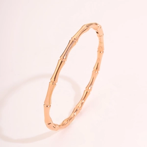 Dettaglio del bracciale in acciaio al titanio oro rosa a forma di bambù con finitura lucida