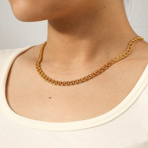 Collier élégant en acier inoxydable plaqué or 18K avec chaîne tressée au cou