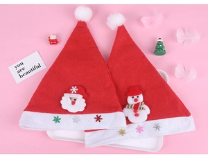 Détail de chapeaux de Noël en peluche rouge avec motifs 3D Père Noël et bonhomme de neige