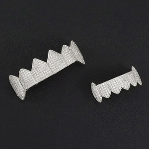 Détail macro du set grillz vampire hip-hop en argent avec incrustations de zircons blancs