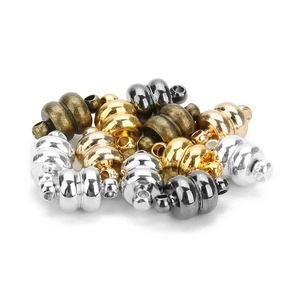 DIY Schmuck Magnetverschlüsse in Gold Silber und Bronze auf weißem Hintergrund