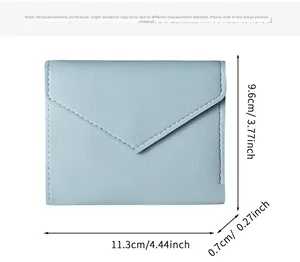 Detailansicht der Abmessungen und des schlanken Designs der hellblauen Geldbörse