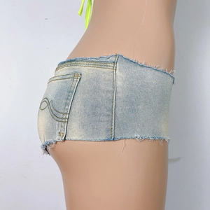 Detailansicht der hellblauen Denim Hotpants mit Fransenrand und verwaschenem Effekt