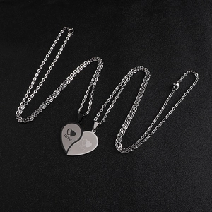Détail de pendentifs cœur emboîtables noir et argent avec gravure love you