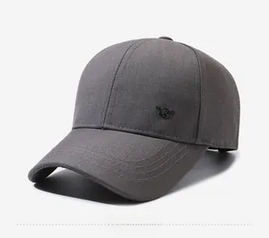 Seitenansicht der dunkelgrauen Baseballkappe mit strukturiertem Stoff und Metall-Logo