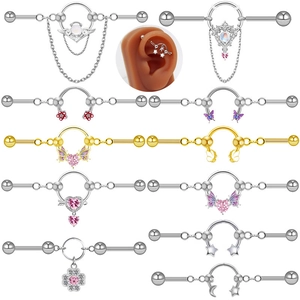 Verschiedene Industrial-Piercing-Designs mit Herz- und Schmetterlingsanhängern in Gold
