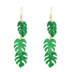 Pendientes de hojas de monstera en acrílico verde con ganchos dorados elegantes