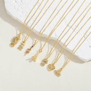 Goldene Halsketten-Kollektion mit Anhängern wie Biene, Schlange und Katze mit Zirkonia