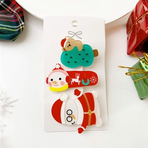 Gros plan détaillé d'un lot de 3 barrettes de Noël avec Père Noël, bonhomme de neige et sapin