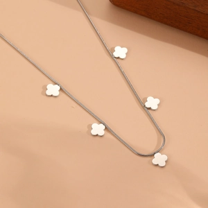 Collier trèfle à quatre feuilles en argent avec plusieurs petits pendentifs trèfle