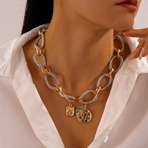 Collana a corda intrecciata retrò con ciondoli moneta vintage su una modella donna