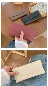 Detail von minimalistischen langen Ledergeldbörsen in Braun, Schwarz, Burgund und Off-White