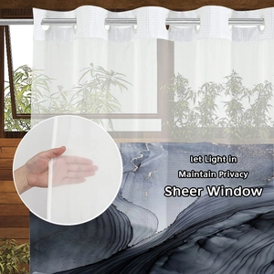 Détail montrant la texture du tissu transparent et les œillets du rideau de douche blanc