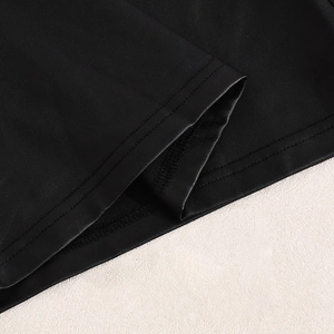 Primer plano detallado del tejido de punto acanalado negro y costuras dobles reforzadas