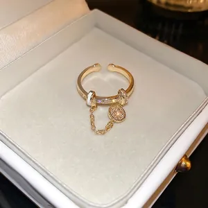 Verstellbarer Goldring mit Zirkonia-Steinen und elegantem runden Kettendetail
