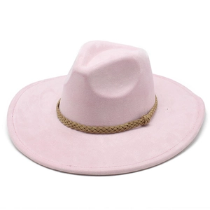 Detail eines rosa Fedora-Huts mit Wildlederstruktur und gewebtem khakifarbenem Banddekor