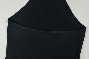 Détail de couture haute qualité sur le décolleté licou noir de cette robe chic