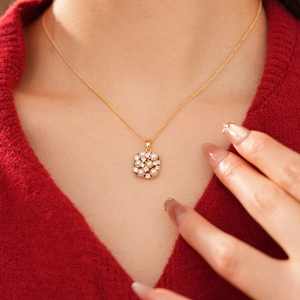 Detailansicht der 18k vergoldeten quadratischen Kette mit Perlen und Zirkonia am Model