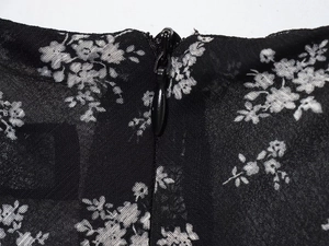 Detail van de verborgen ritssluiting op een chiffon jurk met bloemenprint
