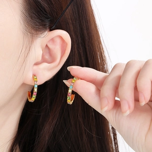 Eleganti orecchini a C placcati in oro con strass colorati e brillanti per donna