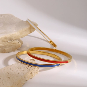 Détails des bracelets en émail coloré et or sur pierre avec fermoirs métalliques