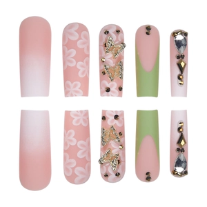 Faux ongles longs verts à la française avec papillon doré 3D et strass fleuris