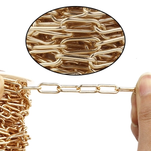 Detalle macro de cadena de eslabones de clip dorados de 5 m para joyas de bricolaje