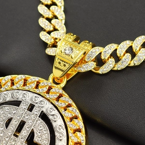 Détail macro du pendentif dollar bicolore serti de diamants sur une chaîne cubaine hip hop