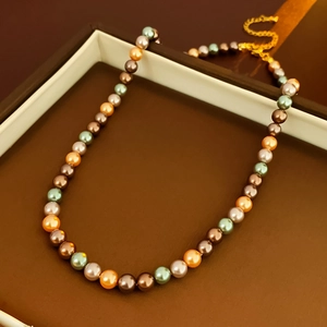 Gros plan détaillé du bracelet en perles colorées avec fermoir doré et perles polies