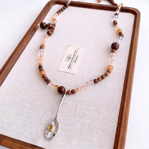 Collier en perles vintage avec bois et pendentif cuillère argentée à gemme jaune