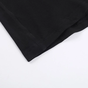 Vue détaillée des coutures de précision et de la finition du tissu de la robe noire