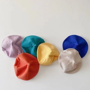 Vue de dessus détaillée des bérets tricotés pour bébés en violet, cyan, jaune et orange