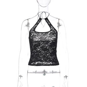 Détail du haut licou en dentelle noire avec motifs floraux et design ajouré élégant