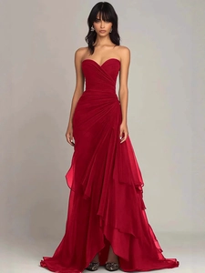 Robe de soirée rouge élégante à épaules dénudées avec jupe à volants multicouches