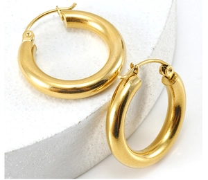 Primer plano detallado de pendientes de aro de acero inoxidable bañados en oro 18K