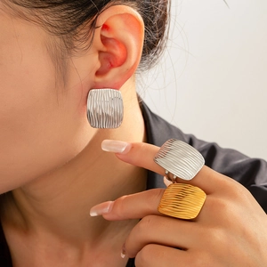 Elegant multi-layer square titanium jewelry set with ripple texture in silver and gold