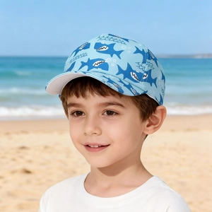Casquette de baseball bleu clair pour enfants avec imprimé requin et visière blanche