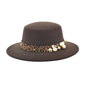 Chapeau vintage marron en laine à bord plat avec ruban léopard, perles et fleur